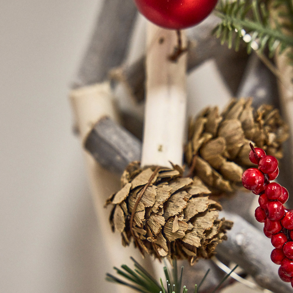 Dibor Woodland Pre-Lit Christmas Wreath with Berries 30cm Image 4