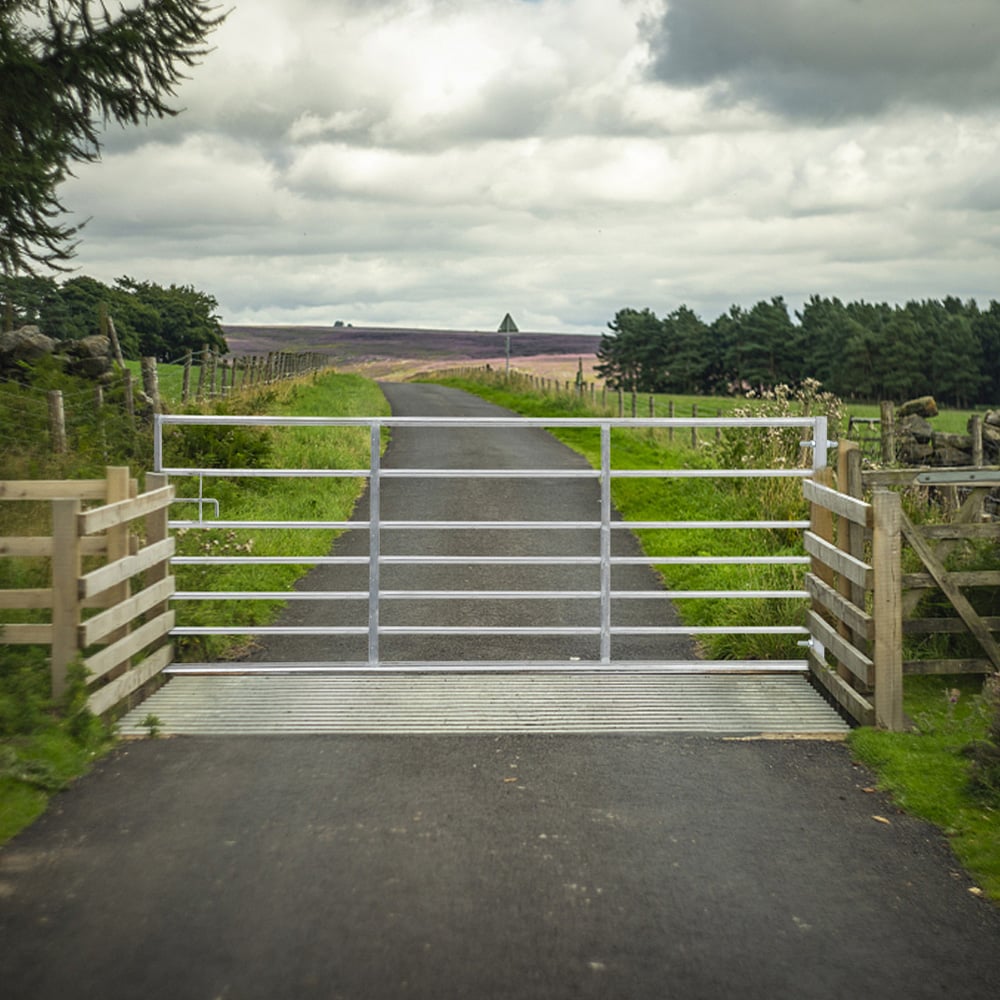 Living and Home 7 Bar Half Mesh Galvanised Metal Multipurpose 12ft Field Gate Image 8