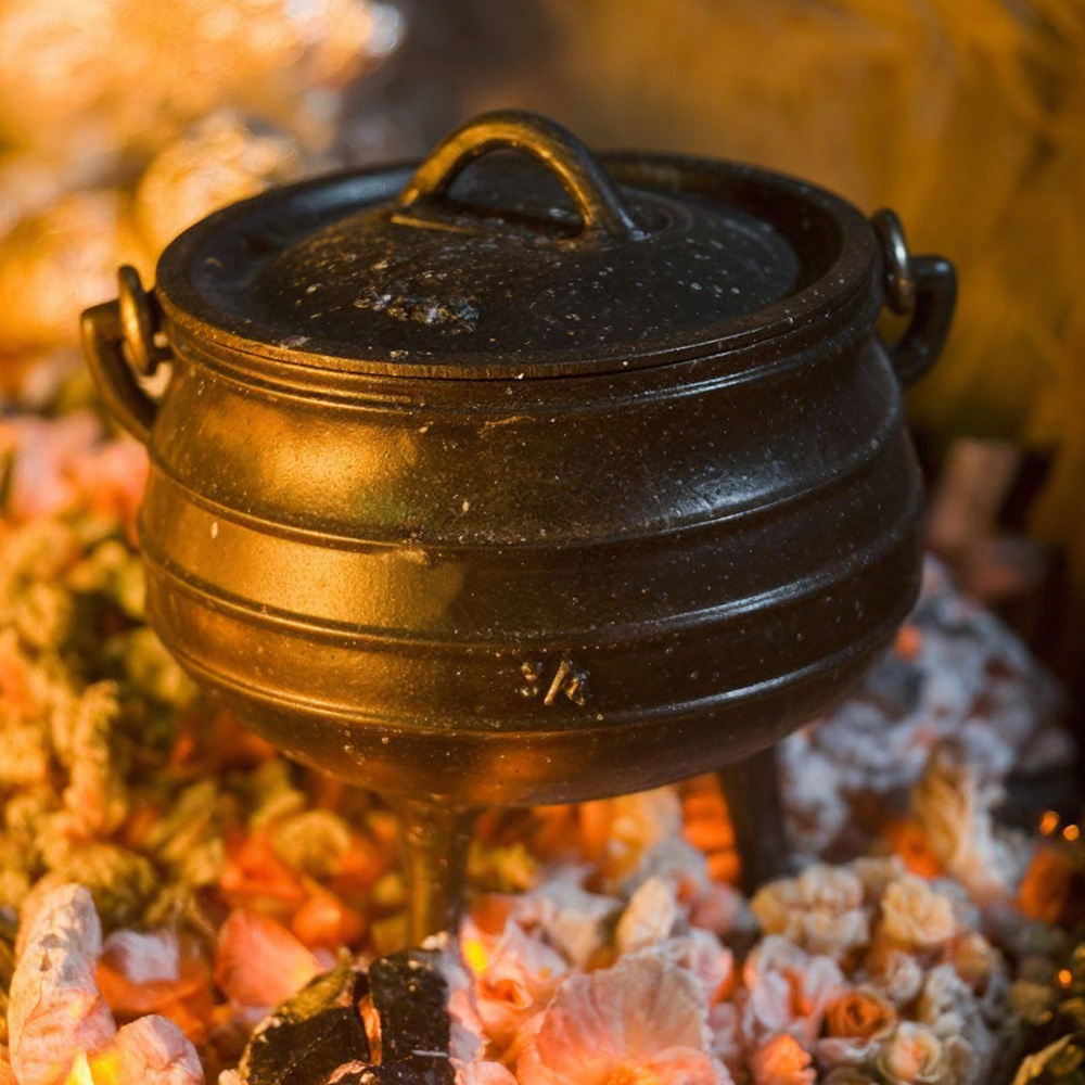 Living and Home 2L Black Cast Iron Cauldron with Lid Image 2