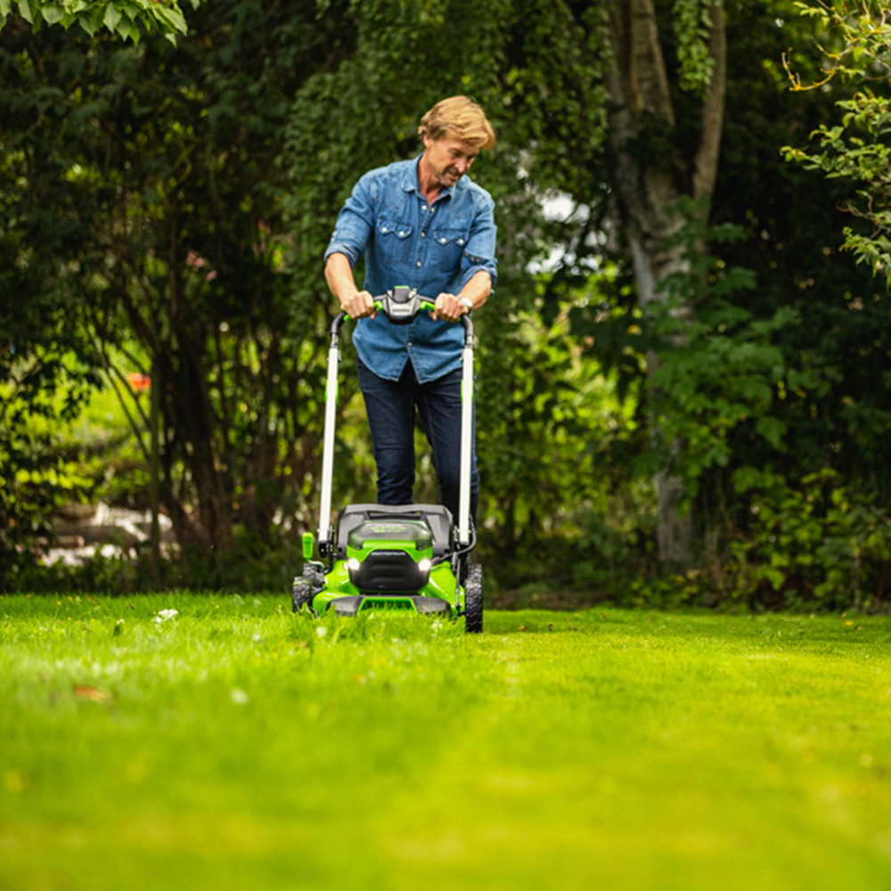 Greenworks GWGD60LM46SPK4 60V Self Propelled 46cm Cordless Lawn Mower with Battery and Charger Image 2