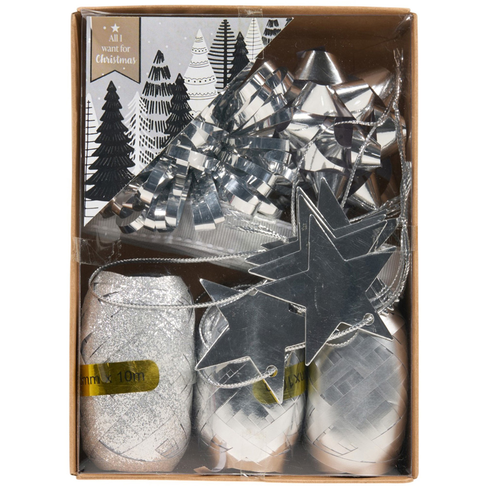 Traditional Christmas Wrapping Set Image 7