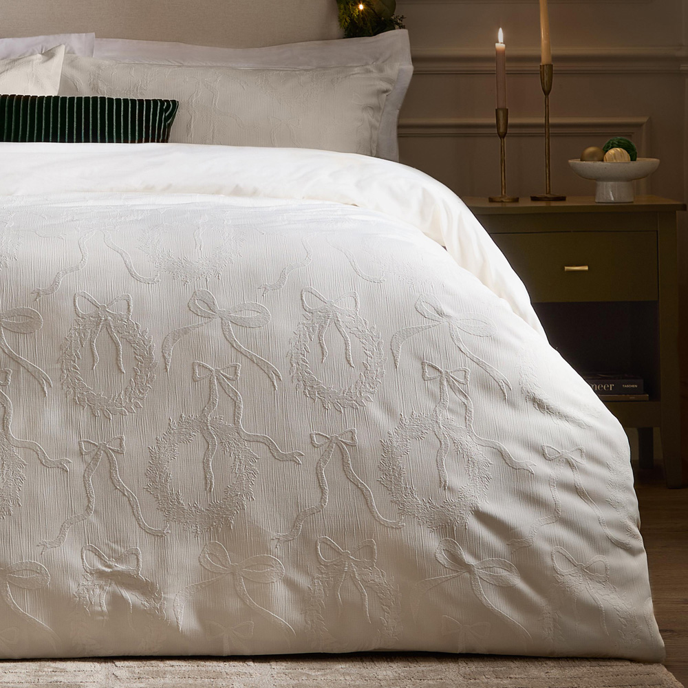 Paoletti Christmas King Size White Winter Wreath Jacquard Duvet Cover Set Image 4