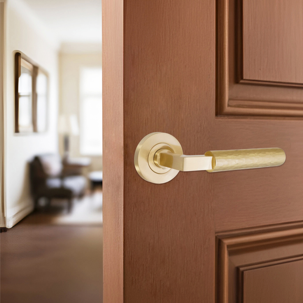 Spira Brass Hammered Knurlmond Satin Brass Lever on Rose Door Handle 2 Pack Image 2
