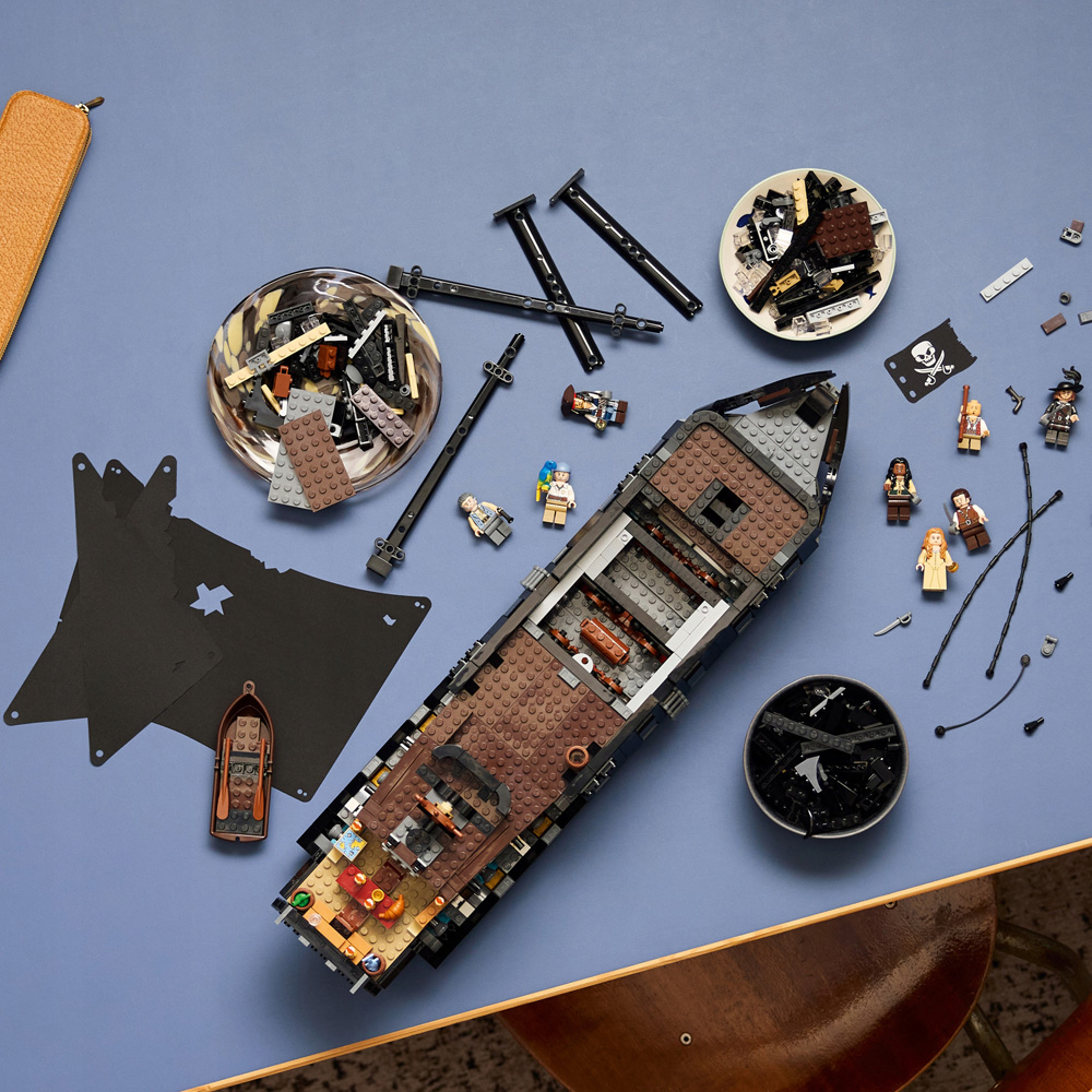 LEGO Icons 10365 Captain Jack Sparrow's Pirate Ship  Image 2