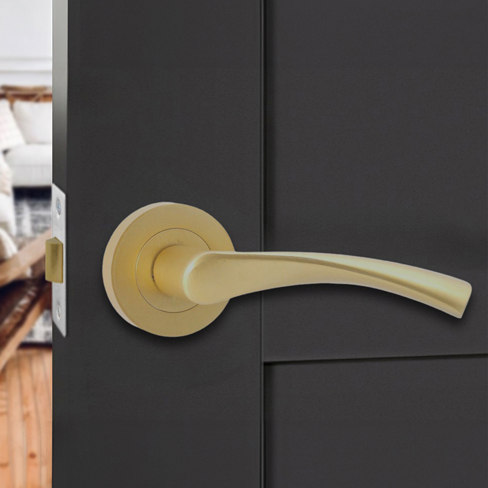 Spira Brass Mercury Satin Brass Lever Door Handle 2 Pack Image 2