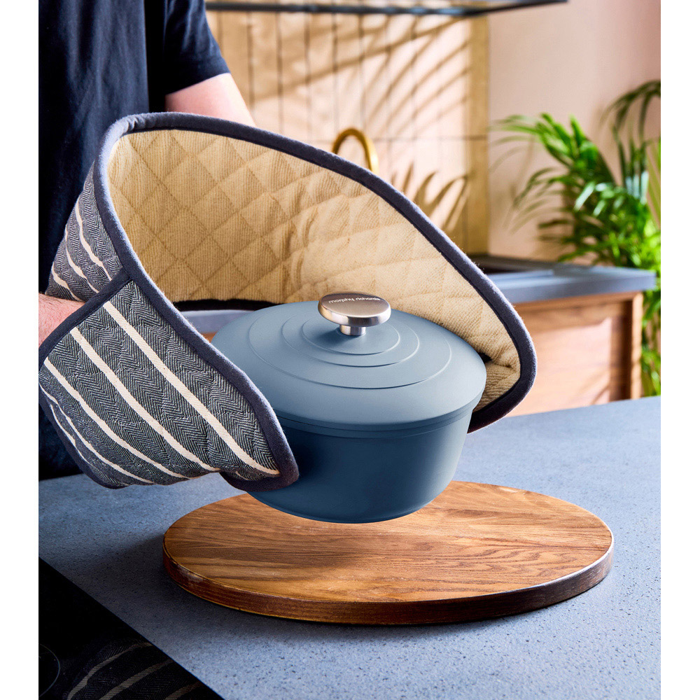 Morphy Richards 20cm 2.3L Blue Cast Aluminium Casserole Dish Image 6