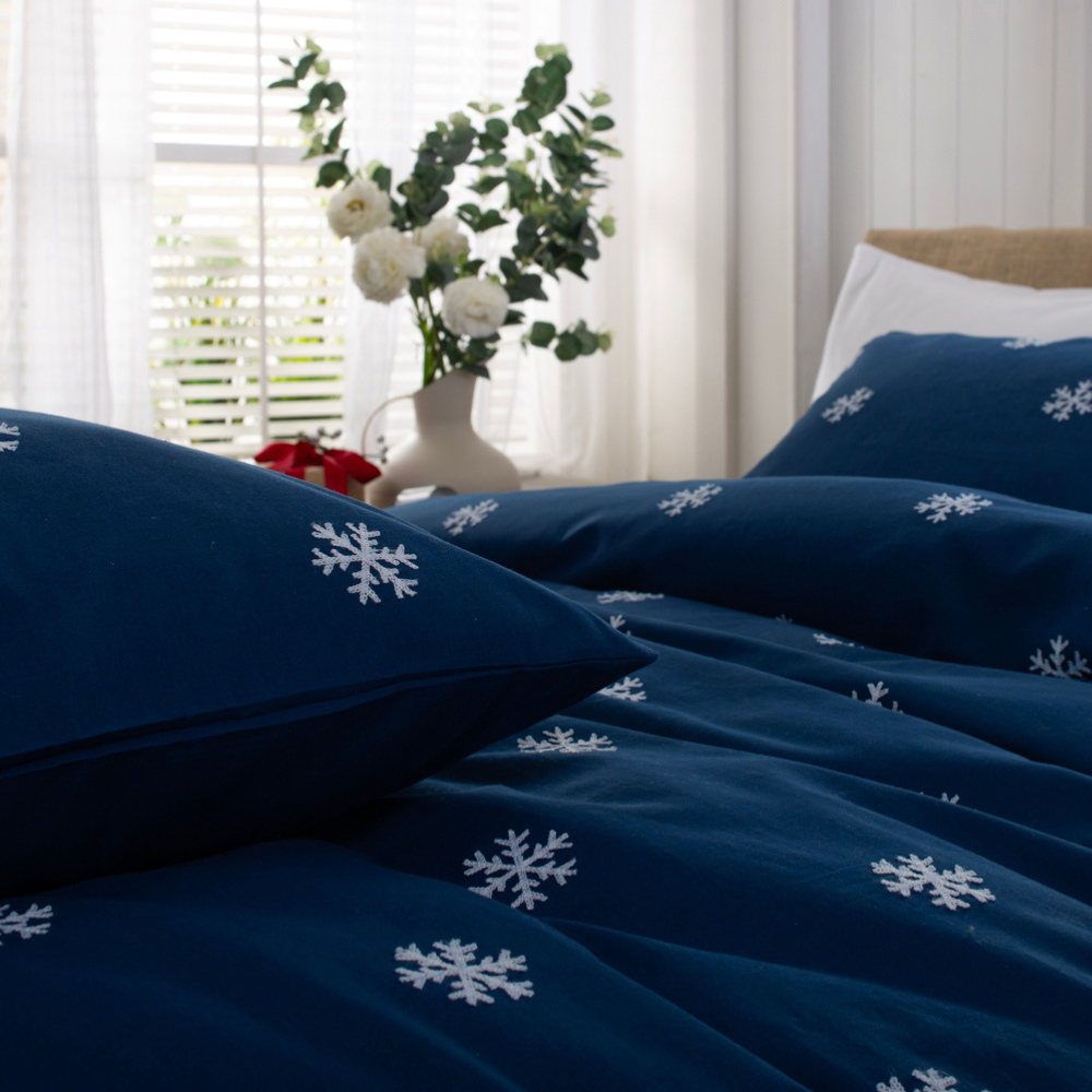 The Lyndon Company King Size White and Navy Snowflake Duvet Set Image 2