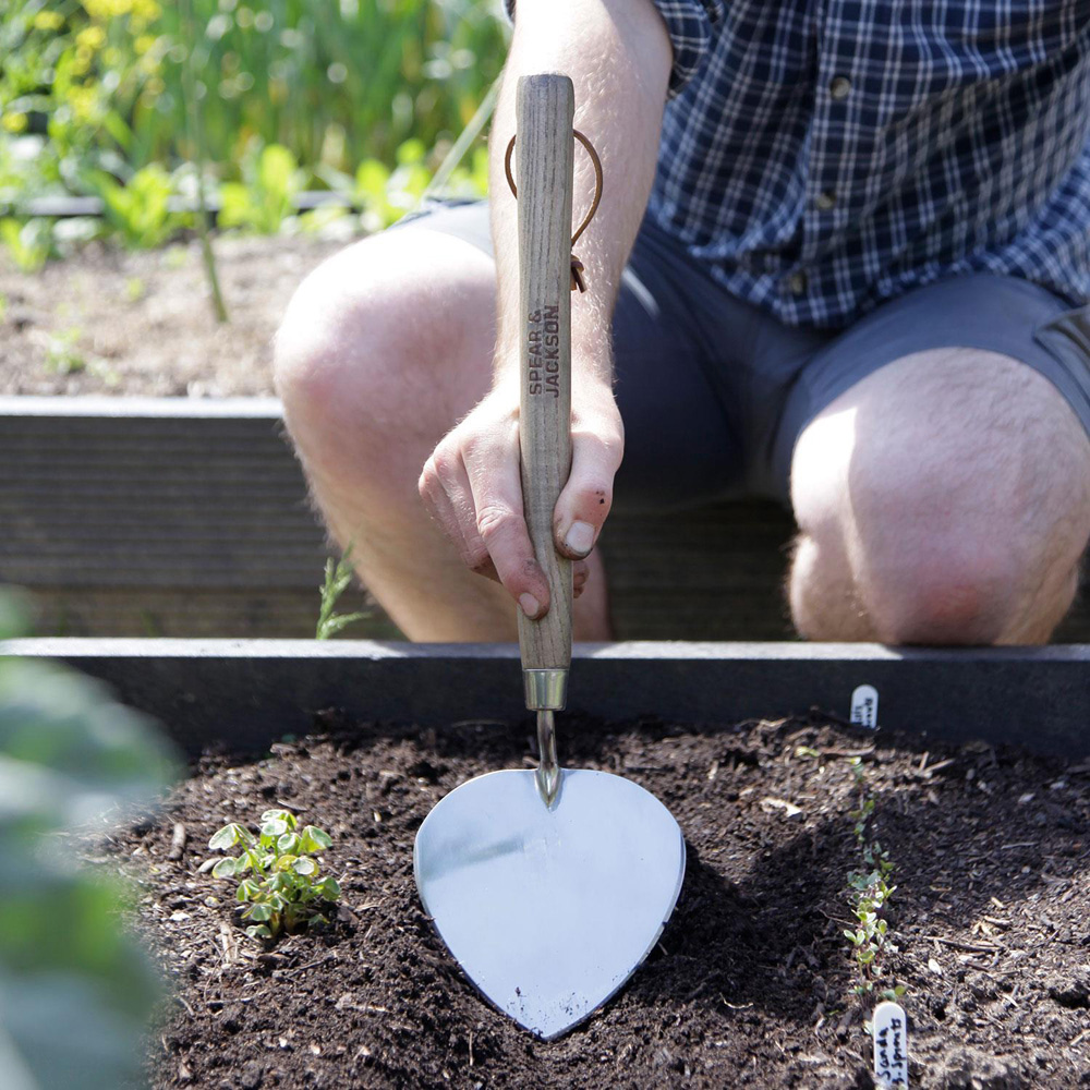 Spear & Jackson Traditional Brown Stainless Steel Heart-Shape Dutch Style Trowel Image 5