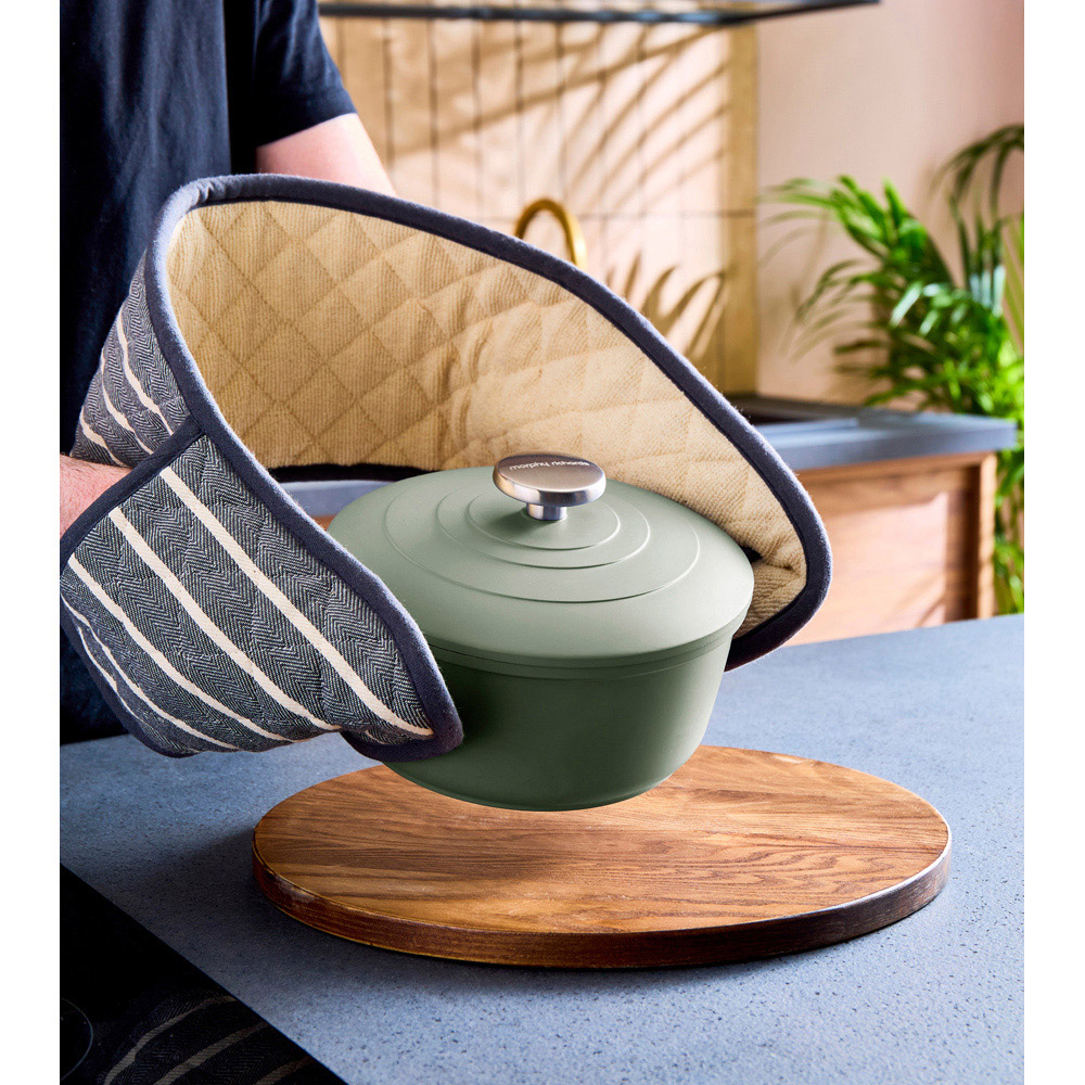Morphy Richards 20cm 2.3L Green Cast Aluminium Casserole Dish Image 6