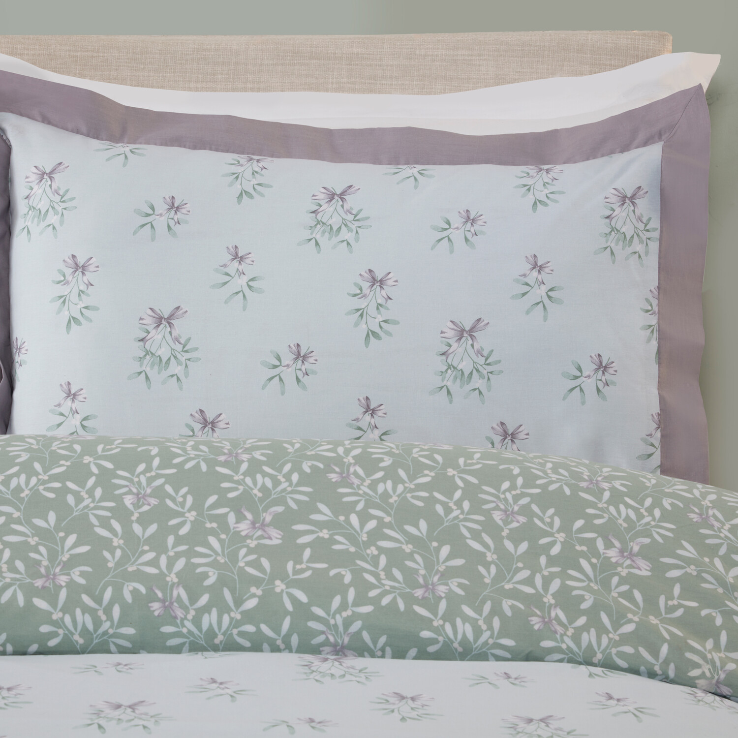 Mistletoe Kisses Duvet Set Green King Image 3