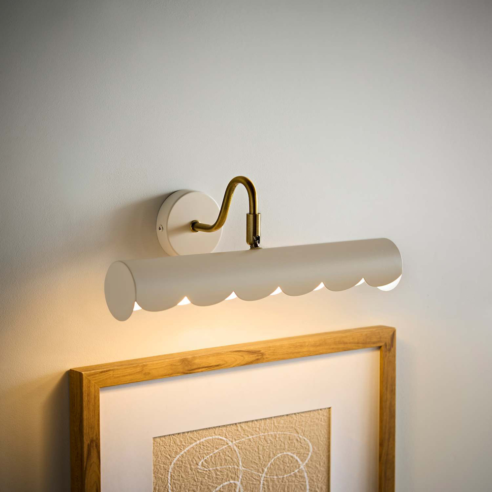 ValueLights Millie Flower Scallop Edge Adjustable Picture Wall Light and Bulb Image 6