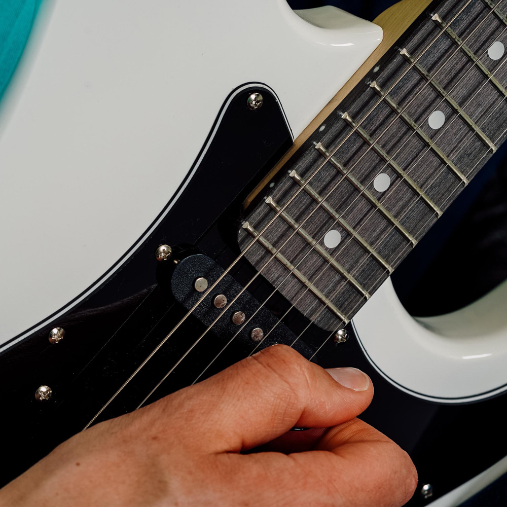 3rd Avenue White 3/4 Size Electric Guitar Set Image 3