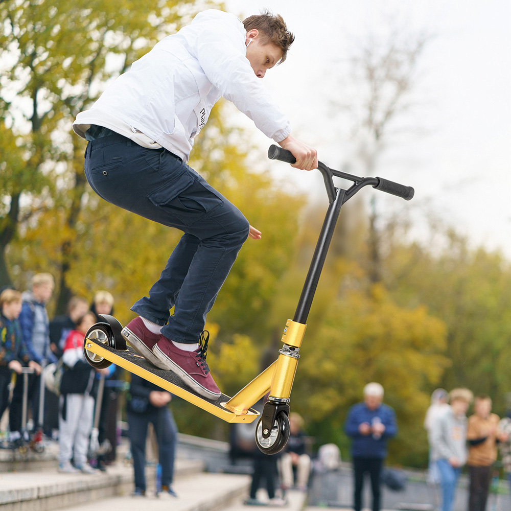 HOMCOM Gold Lightweight Entry Level Complete Trick Kick Stunt Scooter Image 2