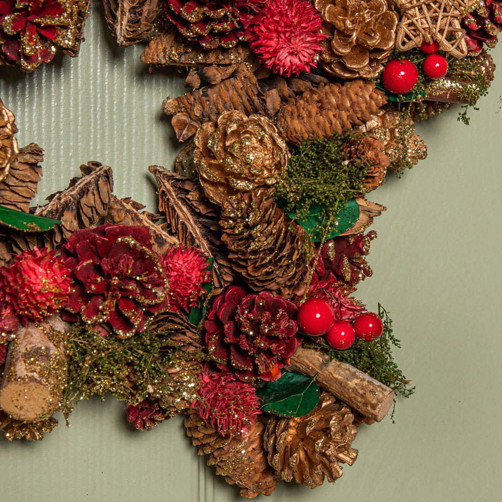 Samuel Alexander Red Star Wreath with Berries and Pinecones 35cm Image 5