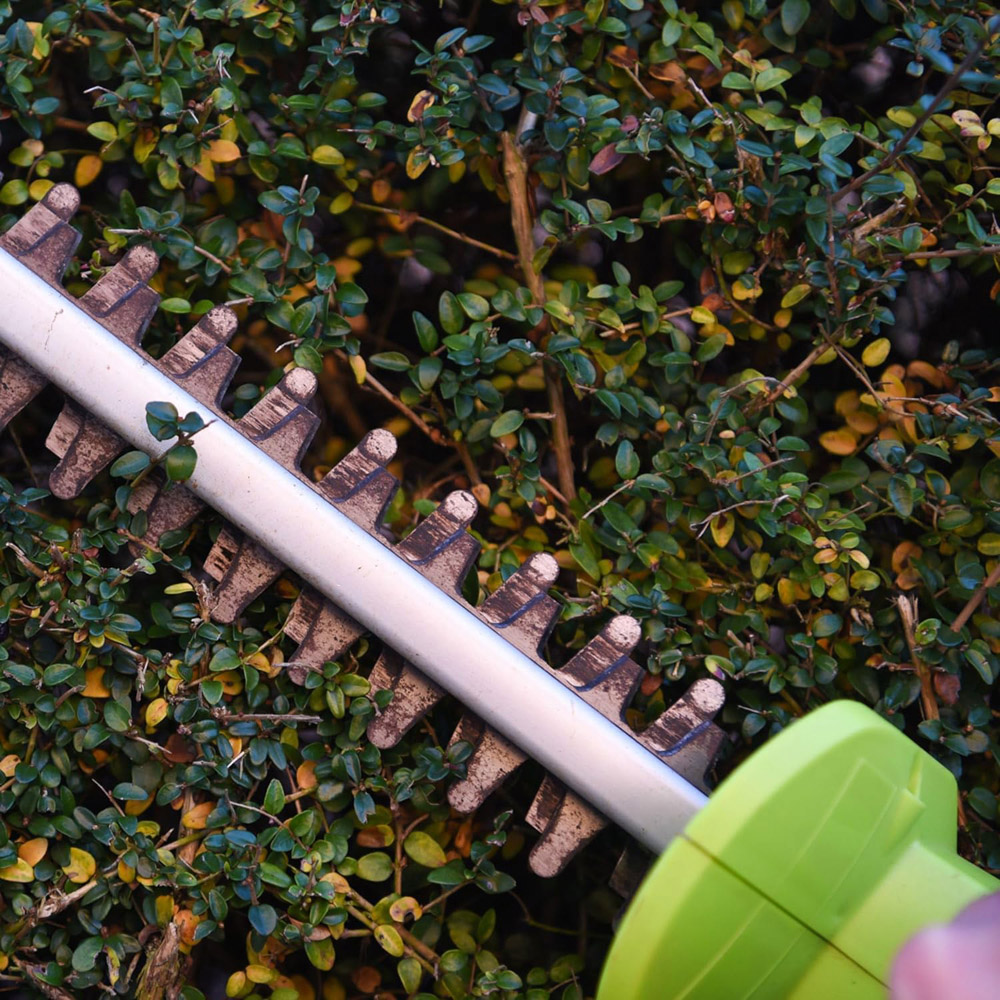 Garden Gear 12V 45cm Cordless Hedge Trimmer Image 4