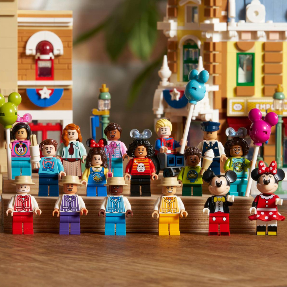 LEGO Disney 43302 Main Street U.S.A. Set 3899 Piece Image 9