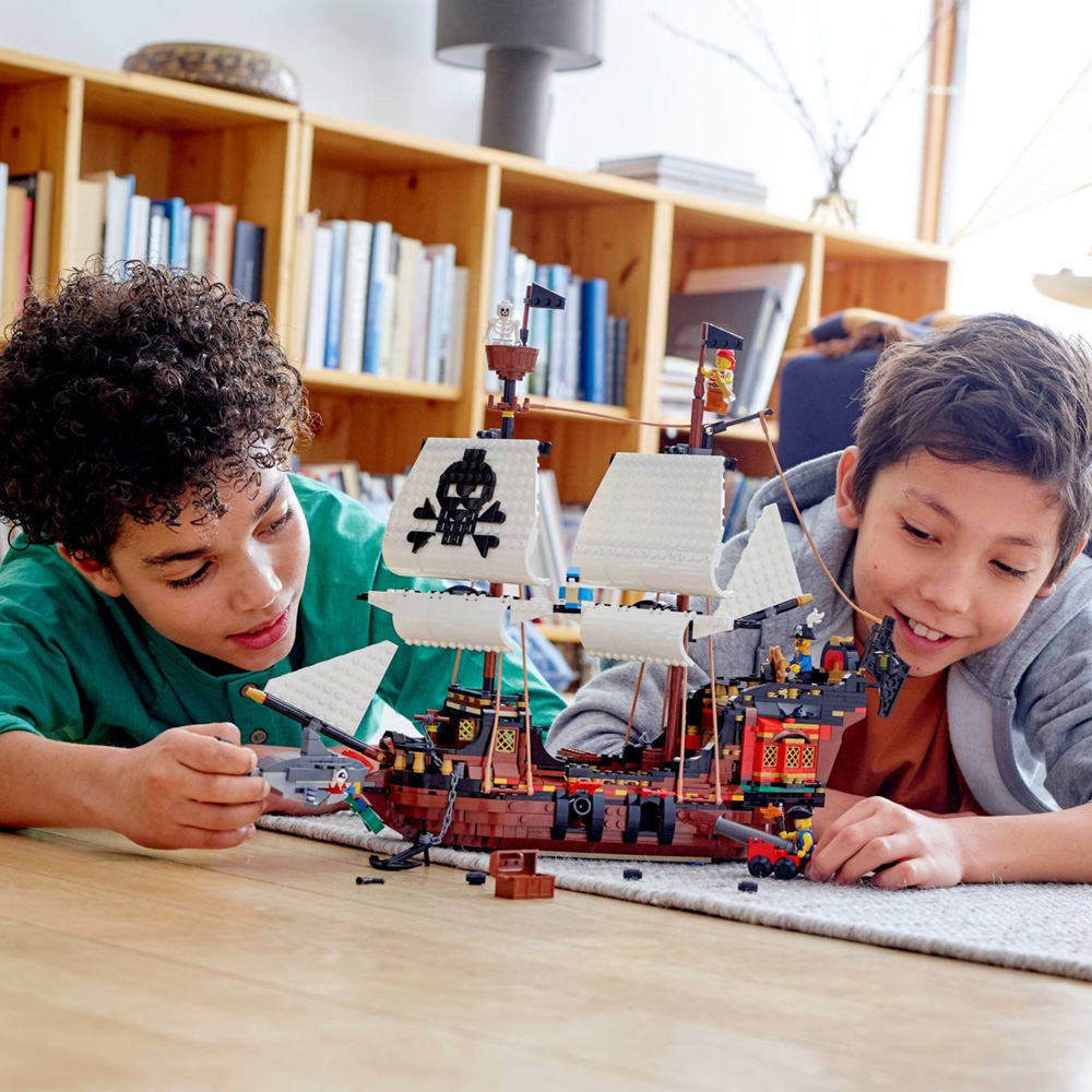 LEGO Creator 31109 Pirate Ship Building Set 1260 Piece Image 3