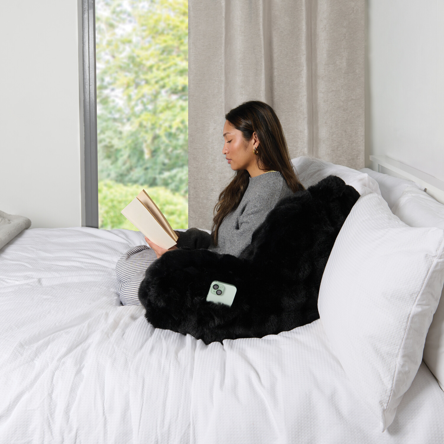 Bubble Faux Fur Cuddle Chair Black Image 2