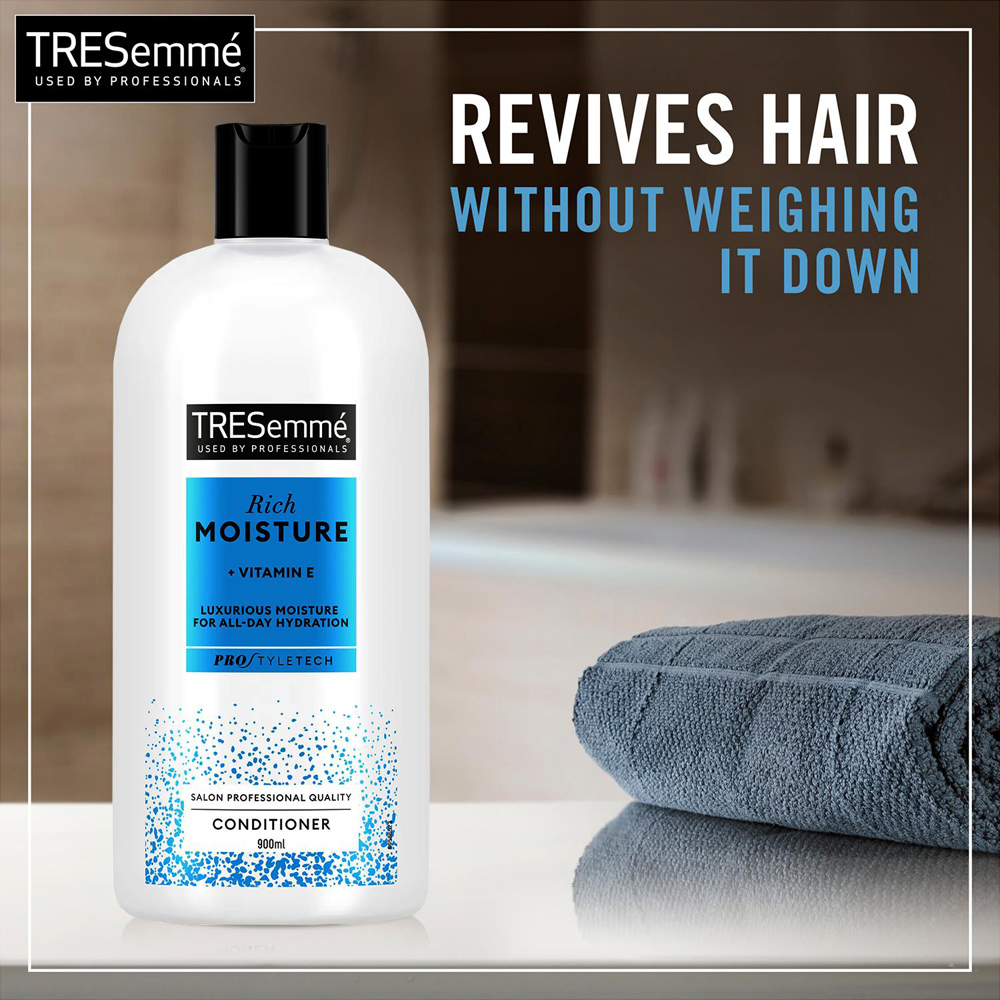 TRESemme Luxurious Moisture Conditioner 900ml 4 Pack Image 4