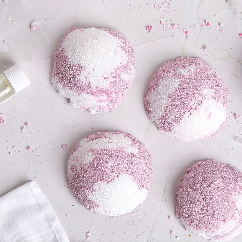 Bee & Bumble Pink Fizz Bath Bomb Craft Kit Image 2