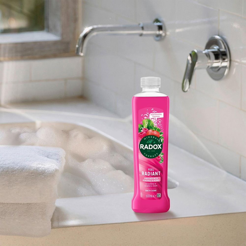 Radox Mineral Therapy Feel Radiant Strawberry and Raspberry Soothing Bath Soak 500ml 6 Pack Image 2
