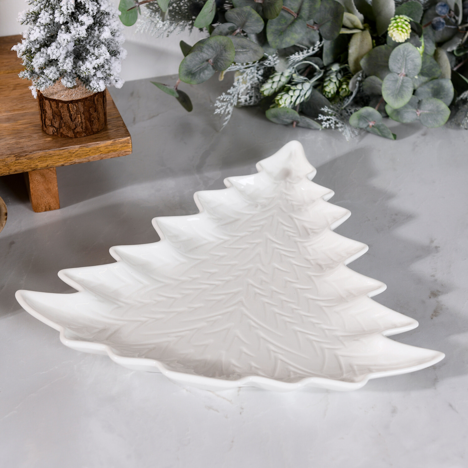 Embossed Xmas Tree Plate White Image 3