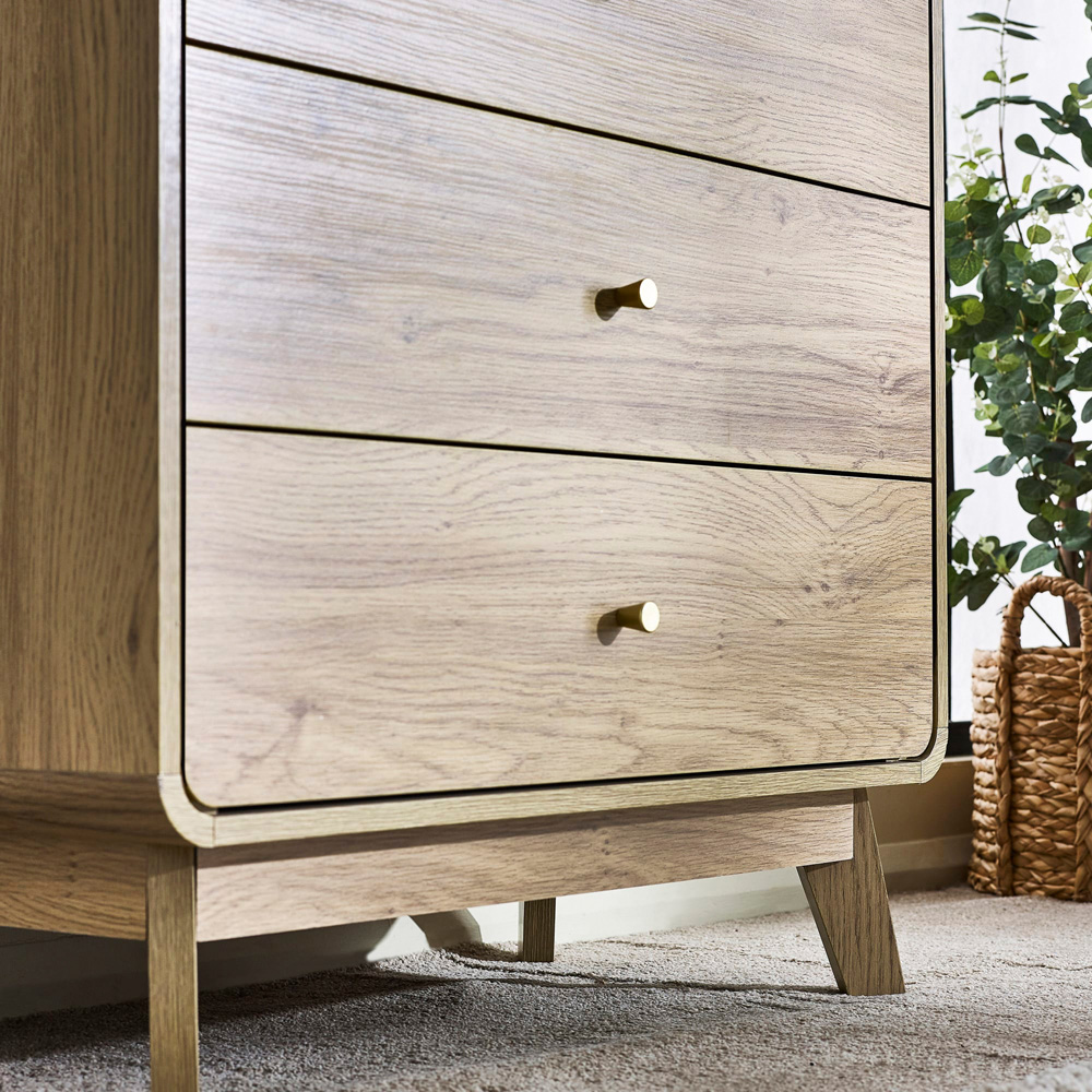 Julian Bowen Ingrid 5 Drawer Oak Chest of Drawers Image 8