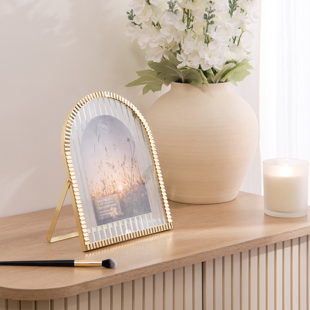 Gold Fluted Arch Easel Frame Image 3