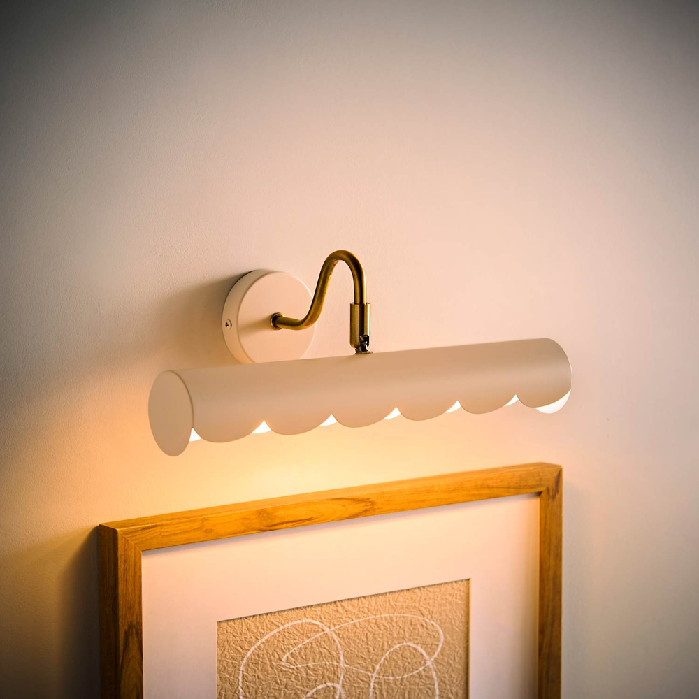 ValueLights Millie Flower Scallop Edge Adjustable Picture Wall Light and Bulb Image 2