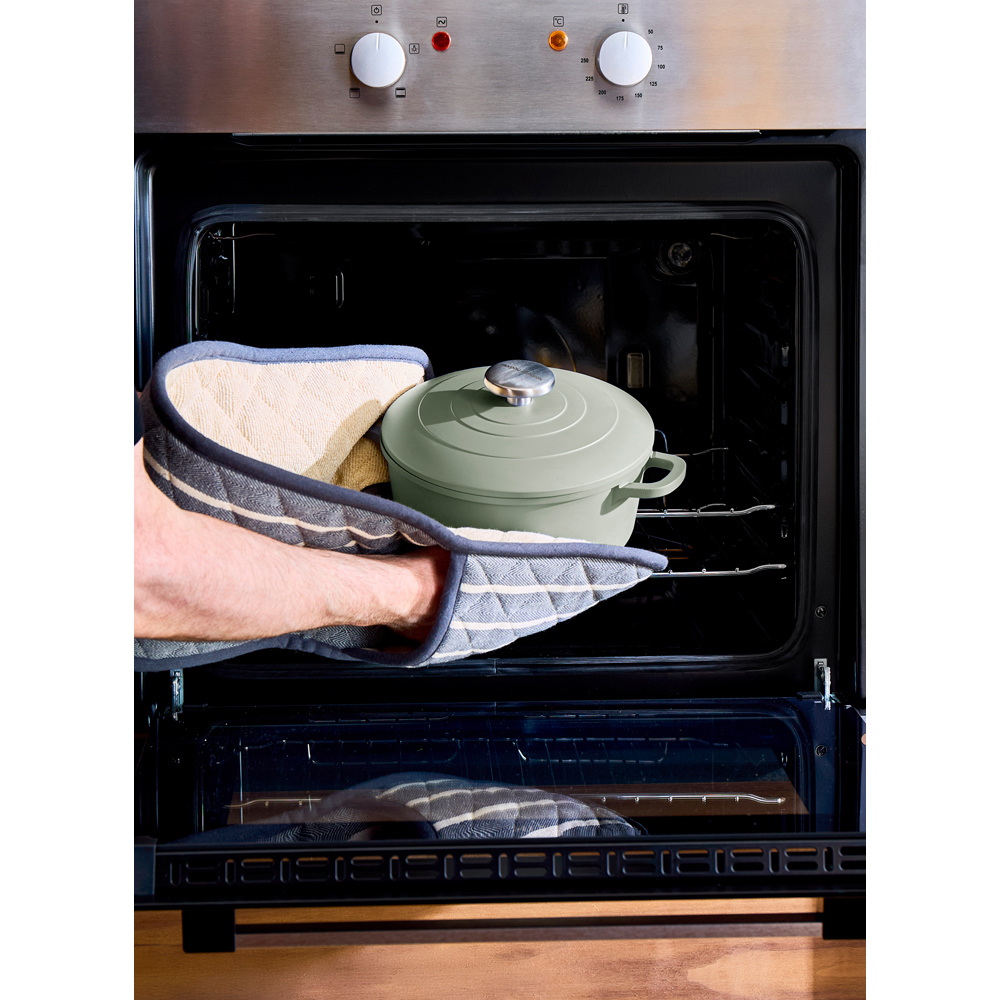 Morphy Richards 20cm 2.3L Green Cast Aluminium Casserole Dish Image 7