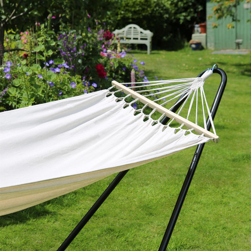 Harbour Housewares Natural Cotton Garden Hammock with Spreader Bars Image 4