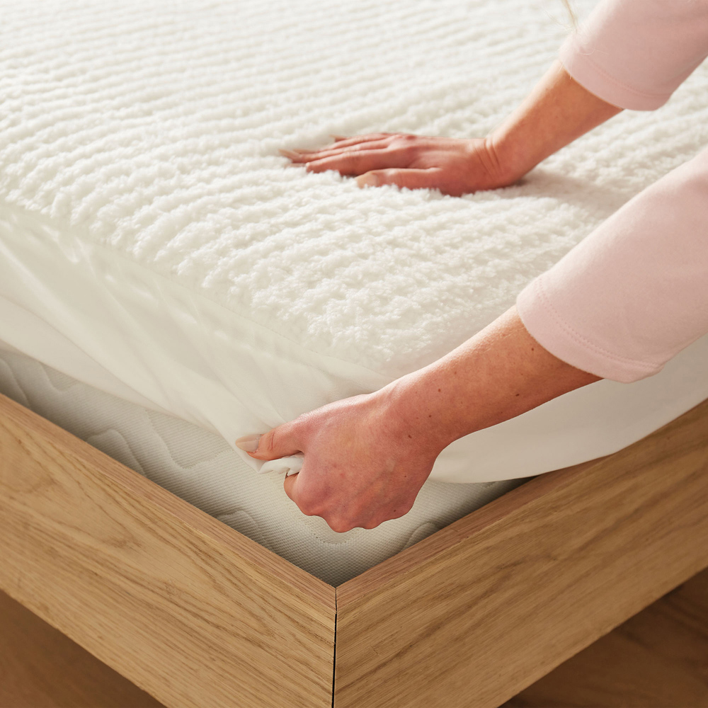 Beurer Indulgence Double Plush Teddy Fleece Fitted Heated Mattress Cover Image 3