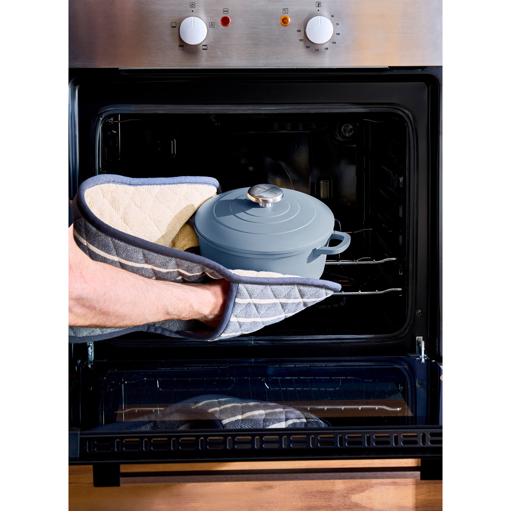 Morphy Richards 20cm 2.3L Blue Cast Aluminium Casserole Dish Image 7