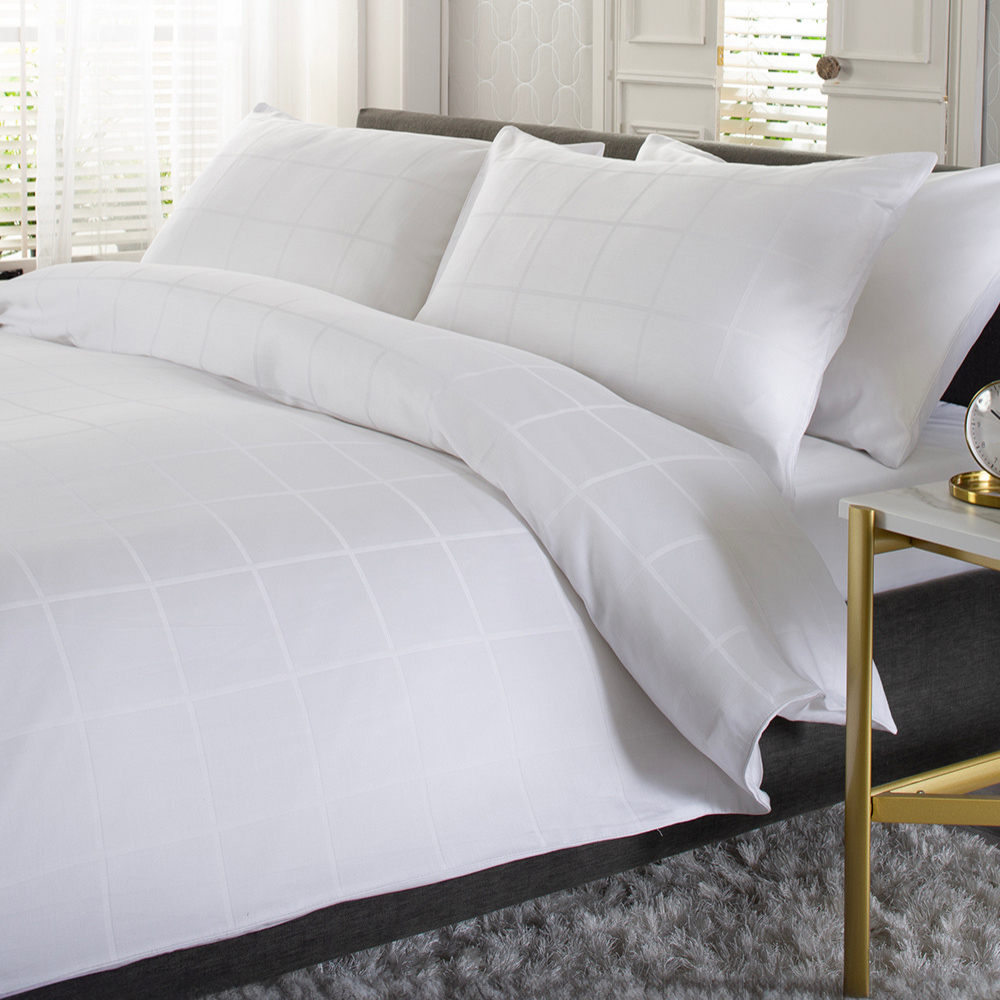 The Lyndon Company Westbury King Size Jacquard 200 Thread Count Duvet Set Image 1