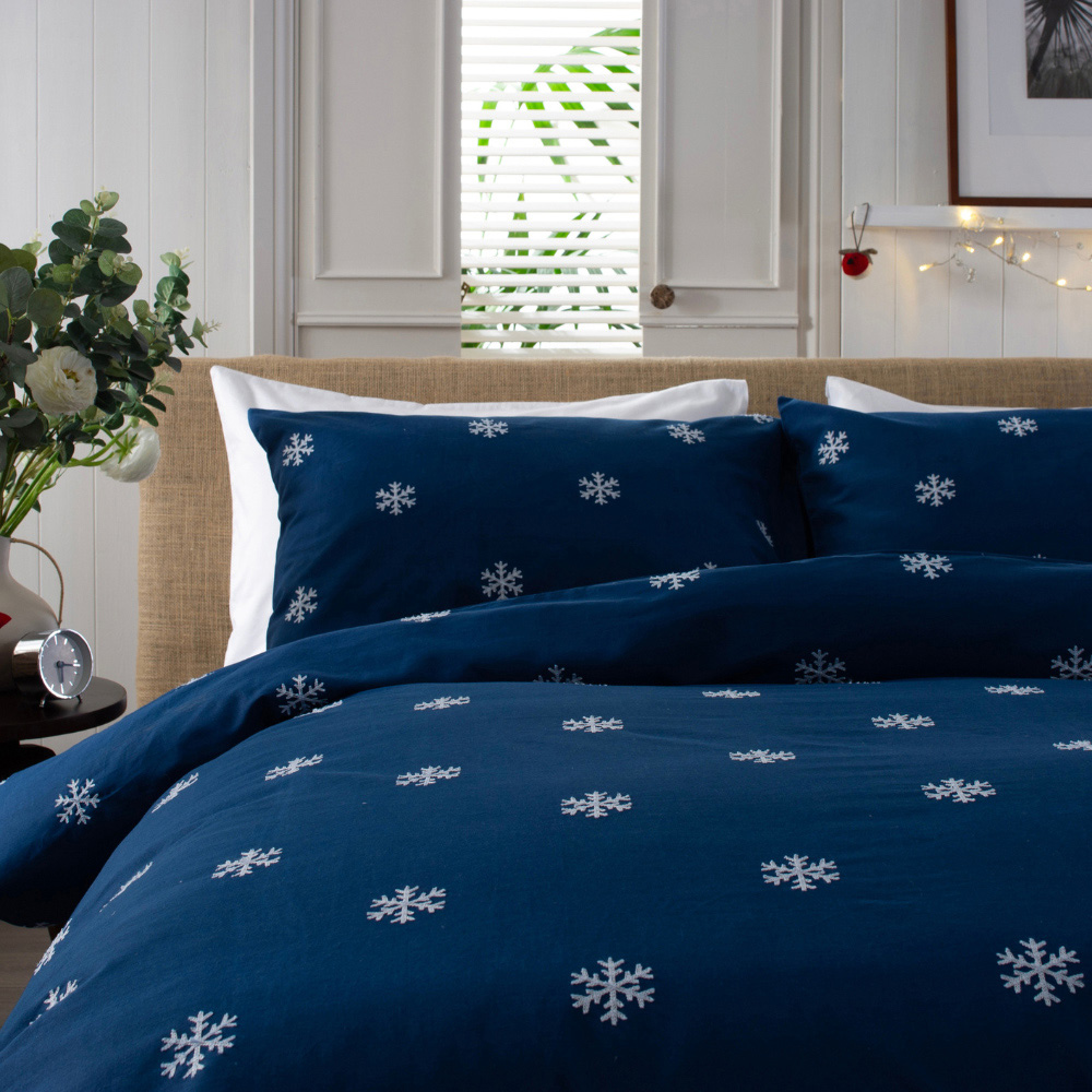 The Lyndon Company Single White and Navy Snowflake Duvet Set
